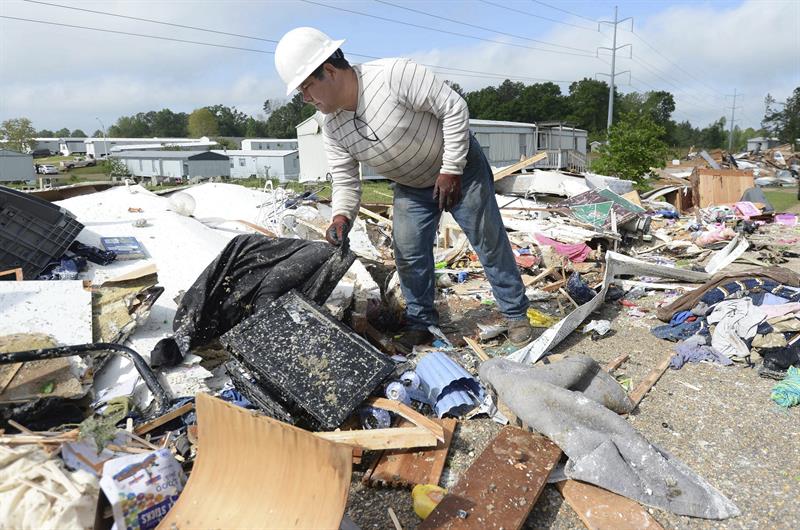 Sube a 30 las víctimas por el paso de tornados por el sureste de EE.UU.