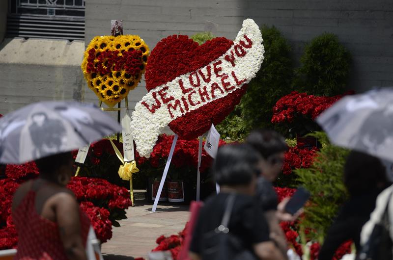 Fans de Michael Jackson le rinden tributo cinco años después de su muerte