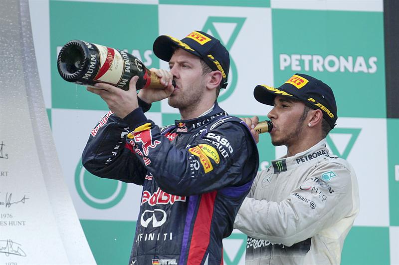 Vettel triunfa en Malasia y Alonso abandona en la segunda vuelta