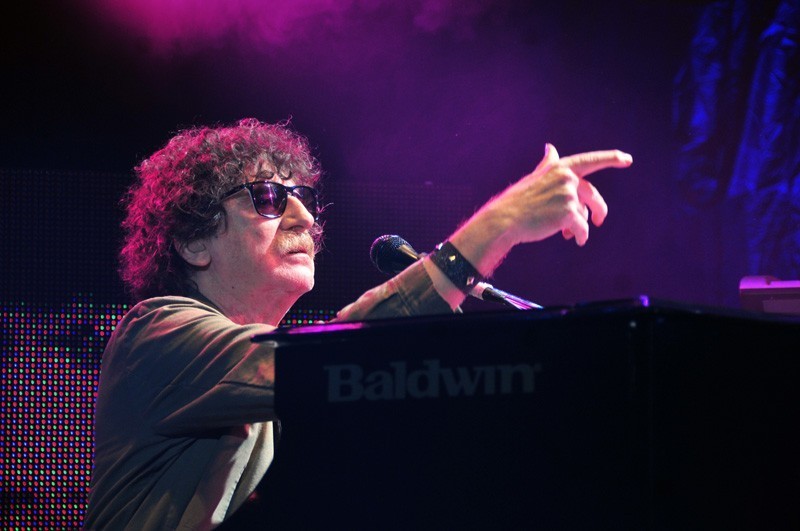 Charly García prefiere la mano del diablo a la del ángel, según su biógrafo