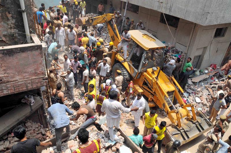 Unas 50 personas quedan atrapadas tras derrumbe de edificio en la India