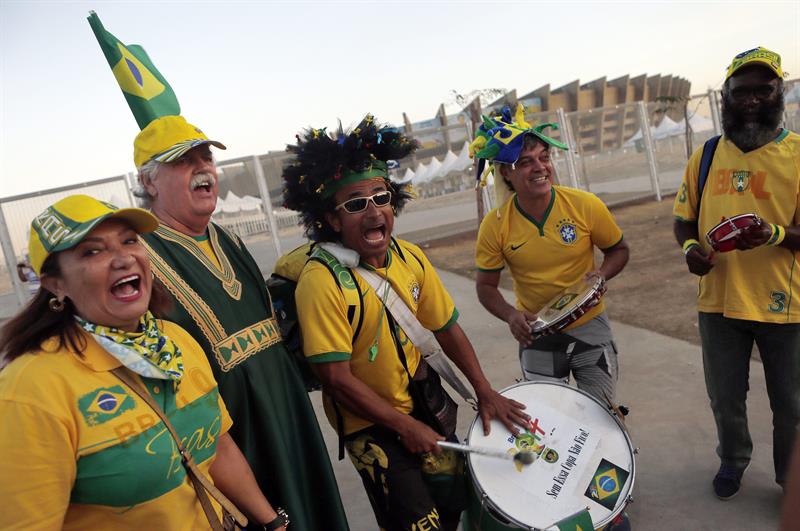 Brasileños y chilenos tiñen de color y fiesta el Mineirao de Belo Horizonte