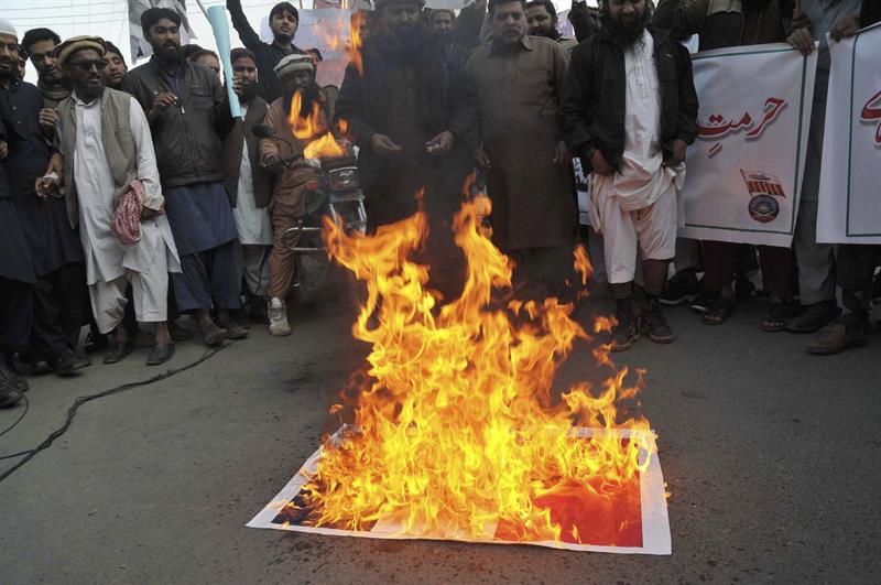 Malestar islámico por caricatura deriva en actos violentos en Pakistán