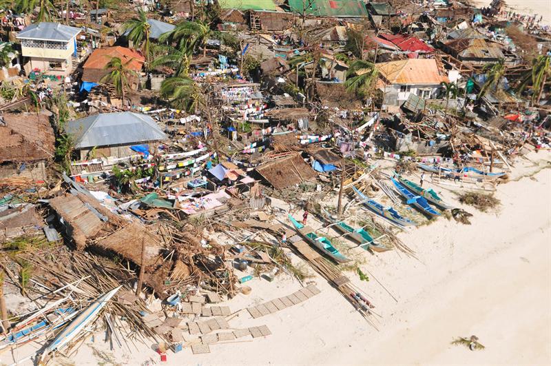 Estiman más de 10.000 muertos por tifón Haiyan en Filipinas