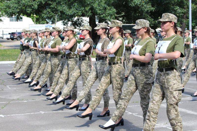La controversia por el plan de Ucrania de que las mujeres soldado marchen con tacones