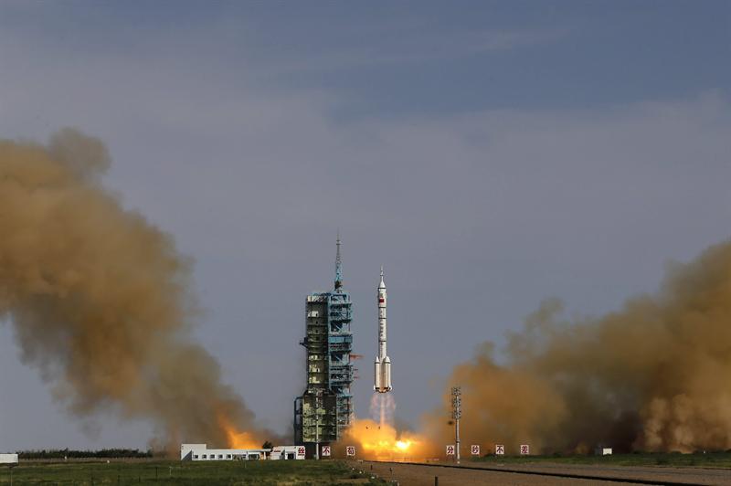 China lanza 3 astronautas al espacio en su quinta misión tripulada