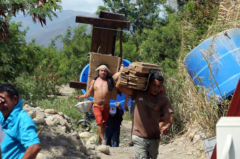 Cientos de colombianos huyen de Venezuela por temor a deportaciones