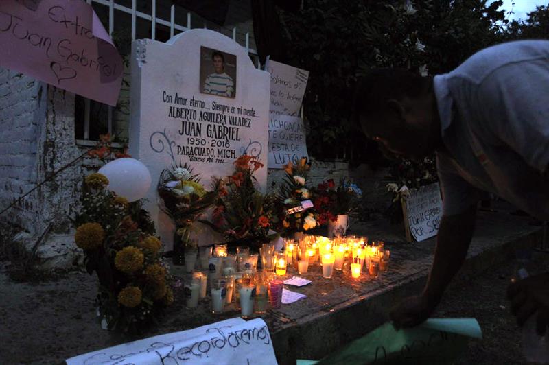 Ciudades mexicanas hacen fila para rendir homenaje a Juan Gabriel