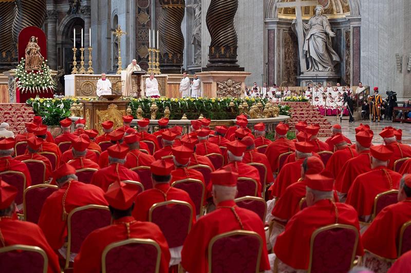 El papa instó a sus 20 nuevos cardenales a practicar la caridad