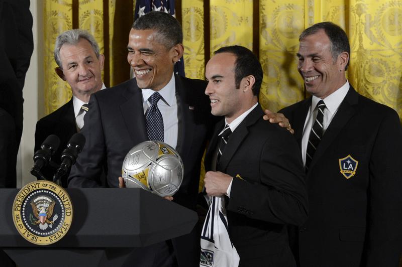 Barack Obama maniobró con un balón de fútbol al recibir al Galaxy