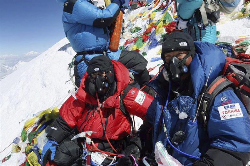 Un japonés se convierte en el más longevo en escalar el Everest