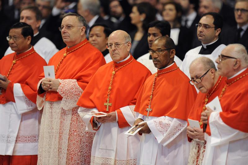 El papa instó a sus 20 nuevos cardenales a practicar la caridad