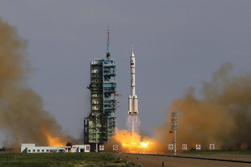 China lanza 3 astronautas al espacio en su quinta misión tripulada