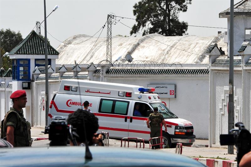 Ocho militares muertos y diez heridos en un tiroteo en un cuartel en Túnez