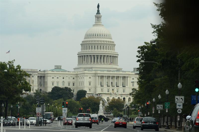 Reabren Congreso tras incidente con disparos que empezó frente a Casa Blanca
