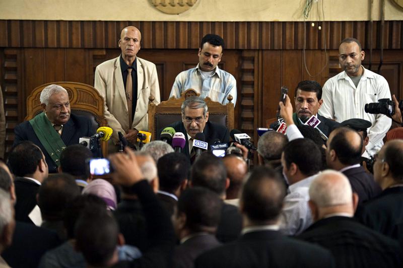 Mursi es trasladado a la cárcel y su juicio aplazado al próximo 8 de enero