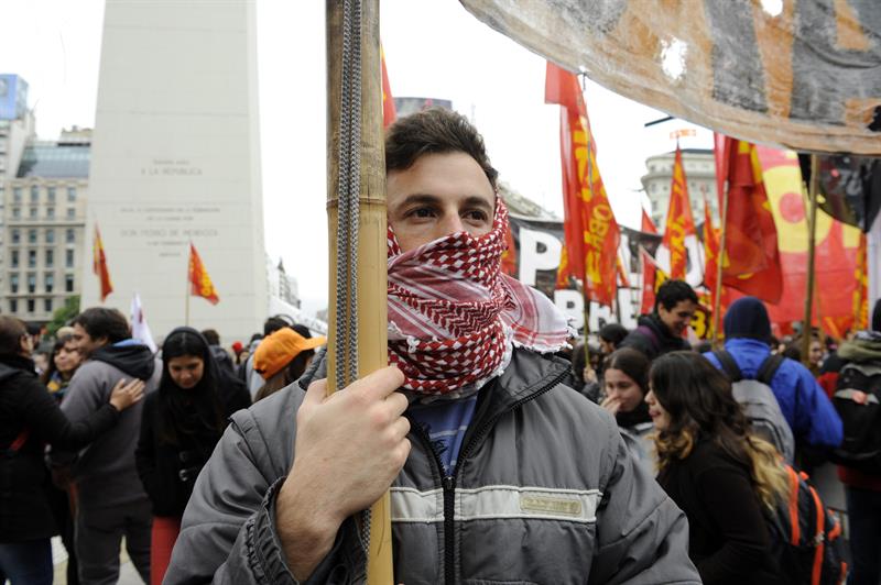 Cancelan vuelos entre Uruguay y Argentina por huelga de sindicatos argentinos