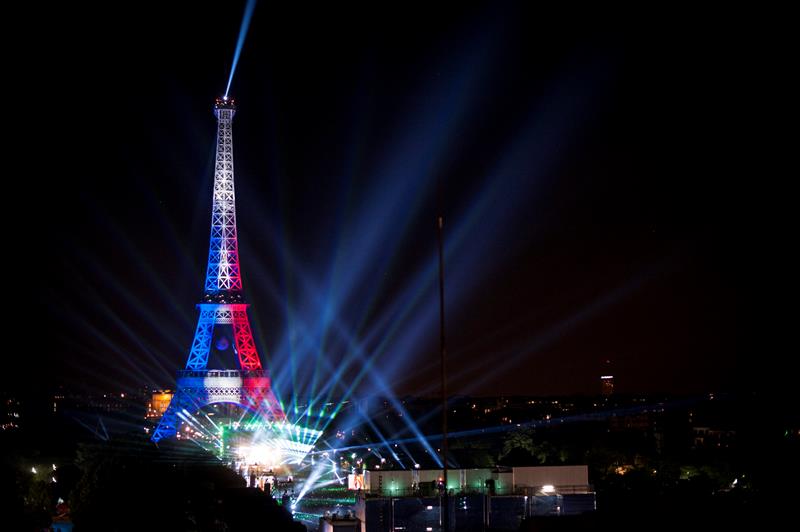 Los colores de la Eurocopa tiñen la explanada de la Torre Eiffel