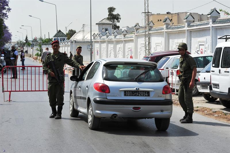 Ocho militares muertos y diez heridos en un tiroteo en un cuartel en Túnez