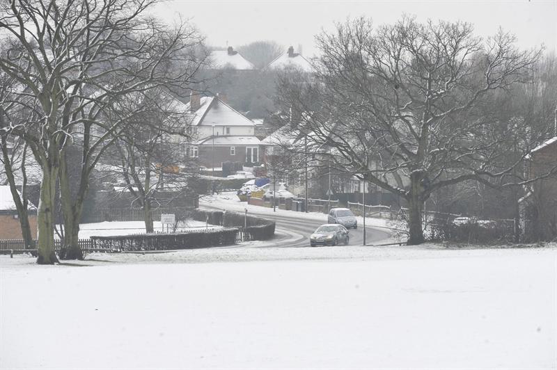 2 muertos y miles de hogares sin electricidad en Reino Unido por el frío