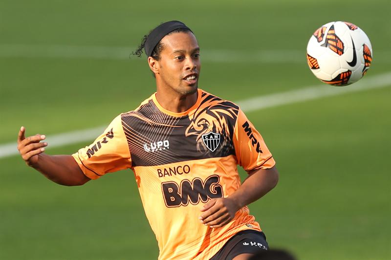 90 minutos para que Ronaldinho haga lo imposible
