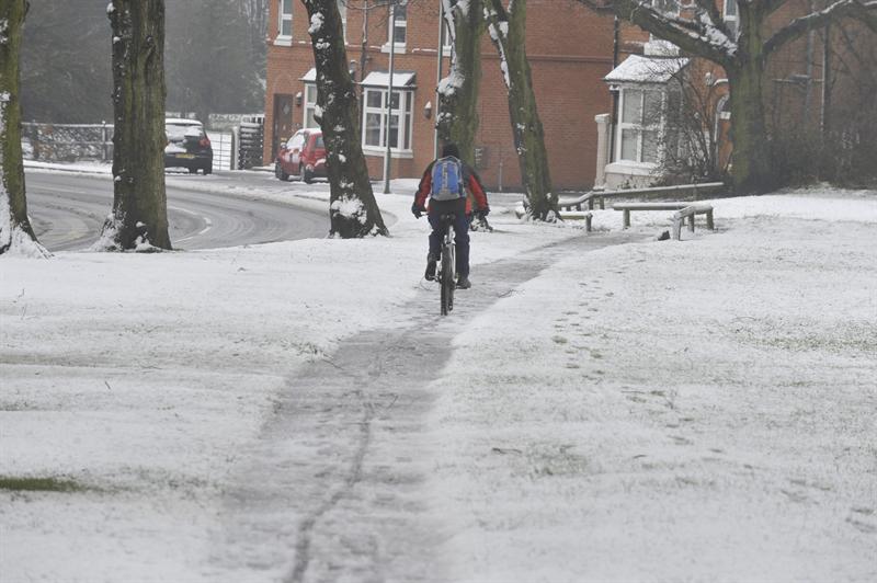 2 muertos y miles de hogares sin electricidad en Reino Unido por el frío
