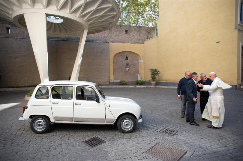 Papa Francisco recibe un auto usado con 300.000 kilómetros