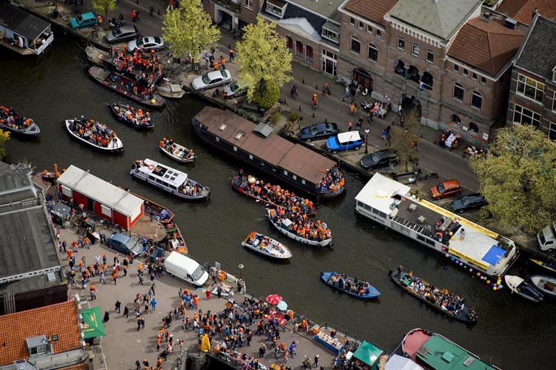 Holanda festeja en la calle a sus nuevos reyes