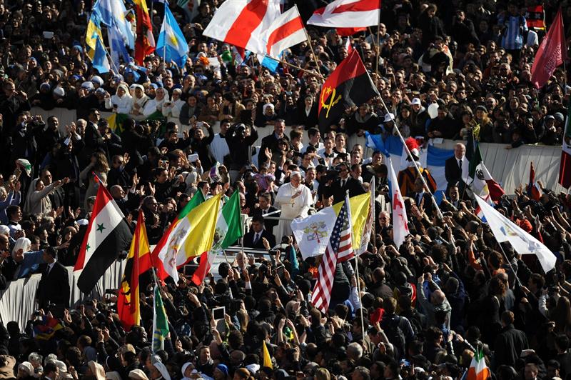 Miles de peregrinos y banderas latinoamericanas saludaron al nuevo Papa