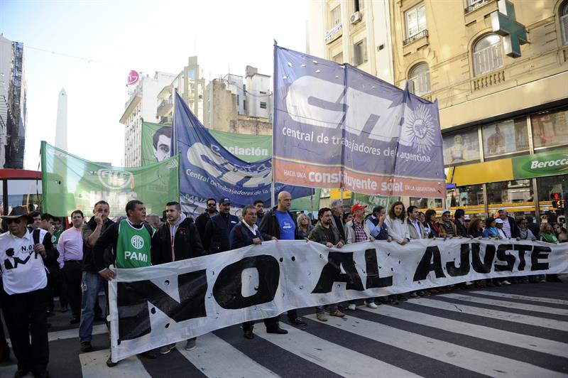 Argentina amanece paralizada por la huelga general de sindicatos opositores