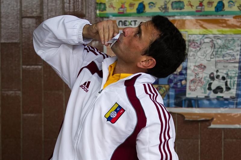 Capriles pide "avalancha" de votos" hasta el cierre de los centros en Venezuela