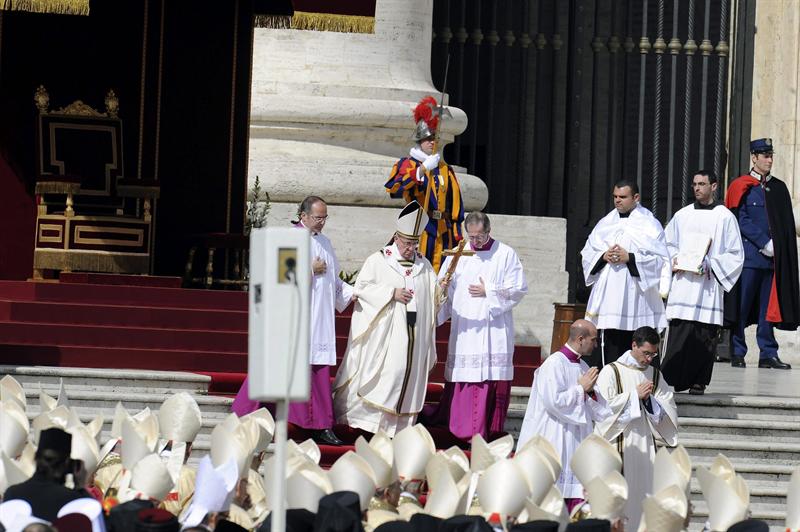 Francisco dedicó las primeras palabras de la homilía a Benedicto XVI
