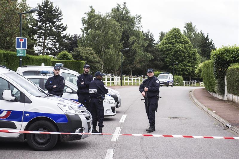 El Estado Islámico reivindica asesinato de una pareja de policías en Francia