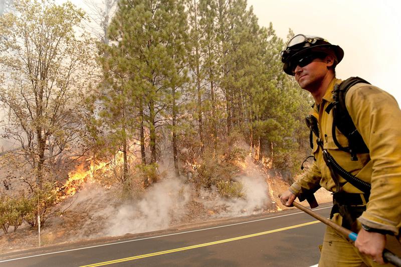 Incendio forestal en California arrasa miles hectáreas y amenaza viviendas