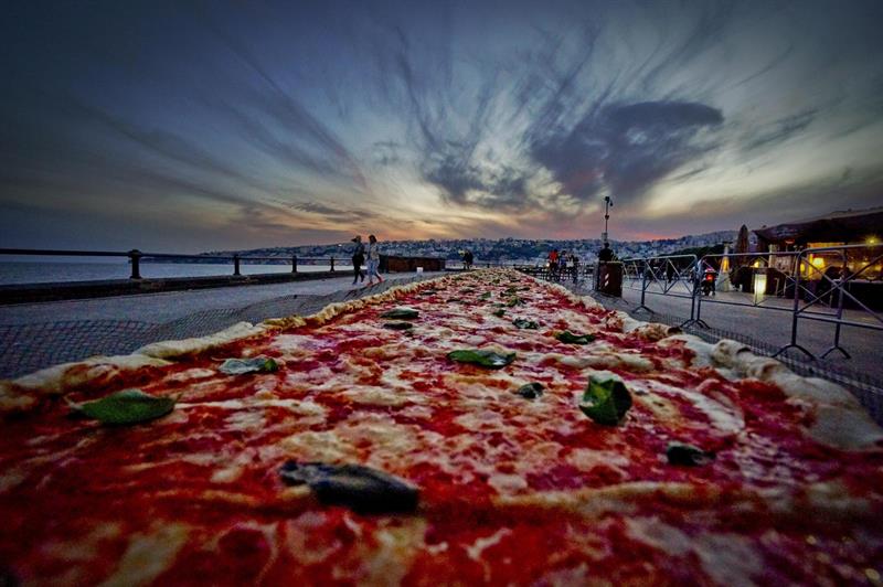 Nápoles recupera récord de la pizza más larga del mundo