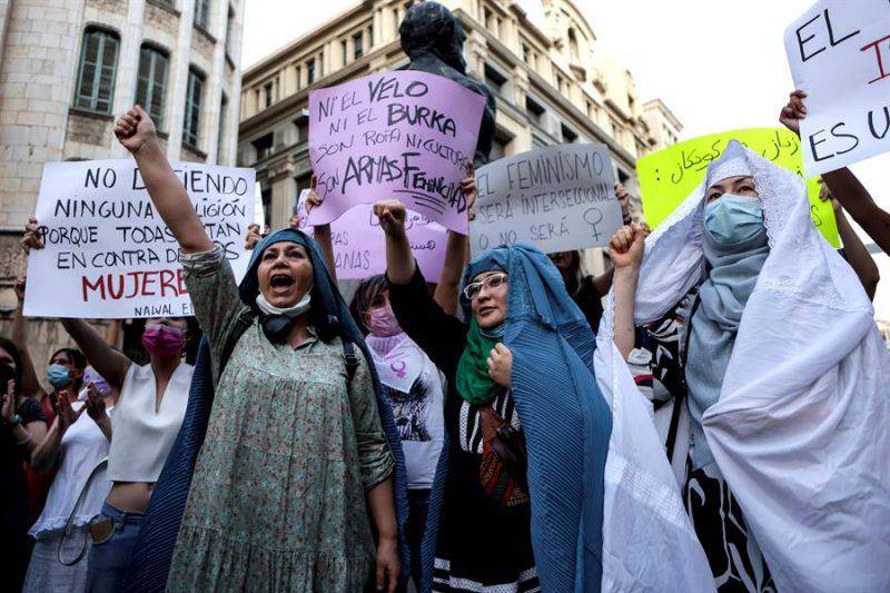La protesta, de cerca de una veintena de mujeres, tuvo lugar en Kabul solo un día después de una manifestación similar en la ciudad occidental de Herat.