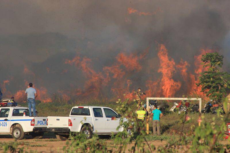 Bomberos franceses capacitan en lucha contra incendios en Galápagos