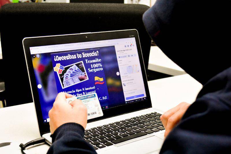 Decenas de personas reclaman por bloqueo de sus licencias de conducir en Guayas