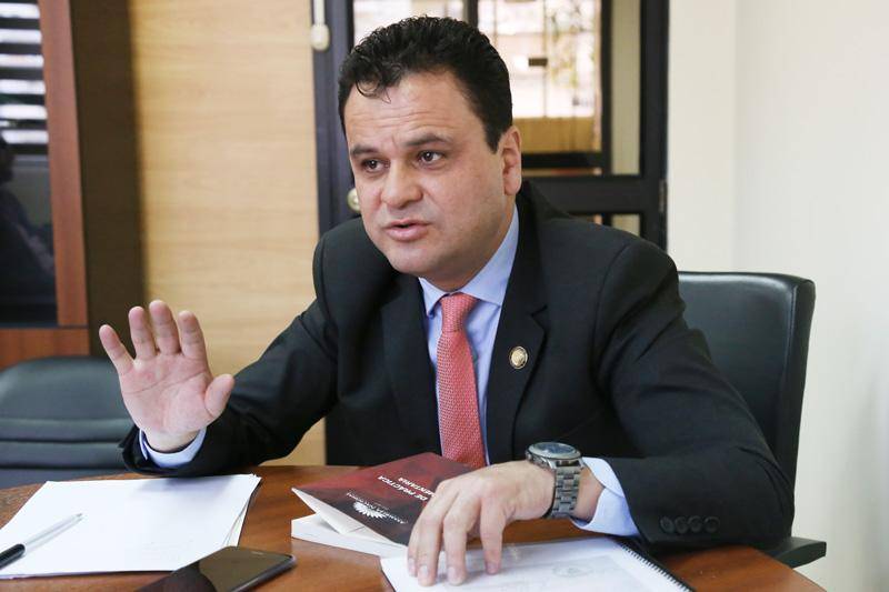 Dos ministros y cuatro funcionarios del gobierno asumieron hoy sus despachos