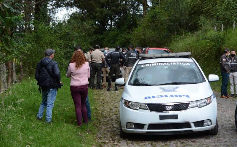 Policías y fiscales analizan el lugar donde fue hallado el cuerpo de Miguel Ángel Nazareno, en el sur de Quito.