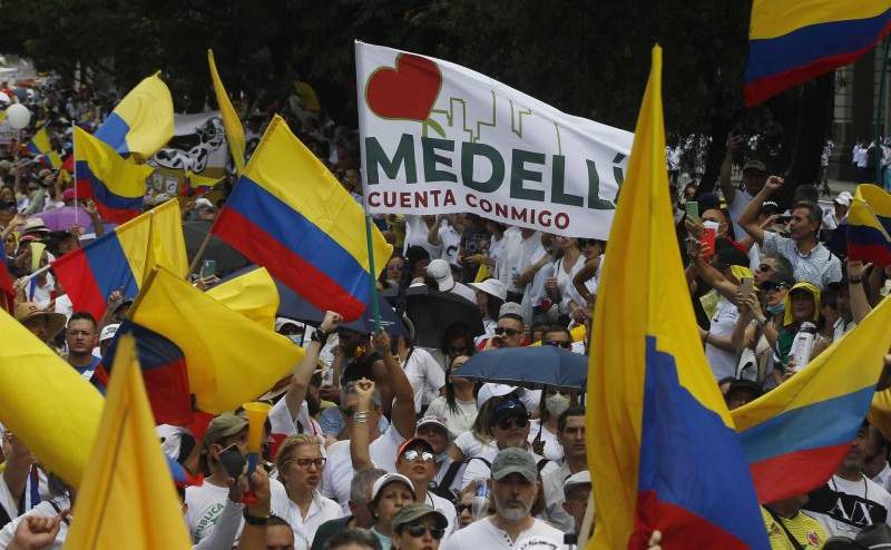 Las protestas contra Petro también fueron masivas en la ciudad de Medellín.