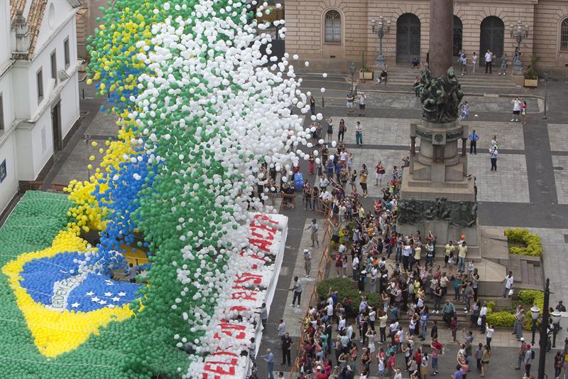Brasileños esperan la llegada del 2014 con la mirada puesta en el cielo