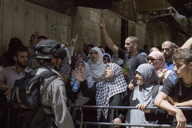 Enfrentamiento entre la Policía israelí y palestinos en Jerusalén