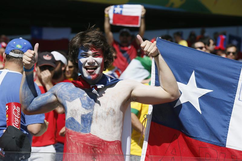 Brasileños y chilenos tiñen de color y fiesta el Mineirao de Belo Horizonte