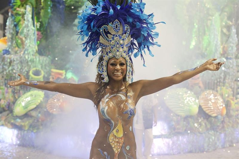 Brasil se entrega al frenesí del carnaval con millones de personas