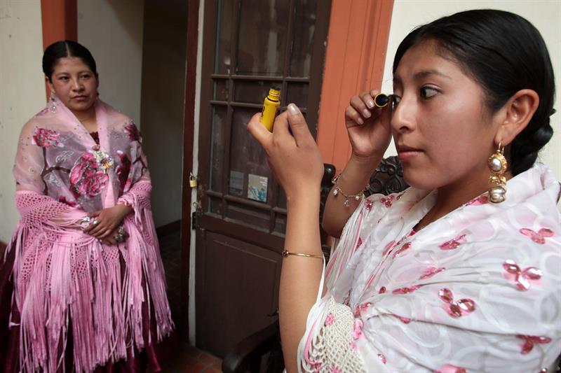 La "cholita" rompe moldes sobre la pasarela con su primera escuela de modelos