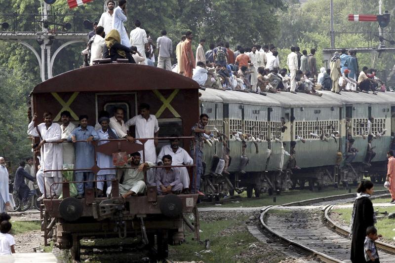 El mundo árabe celebra el fin de un ayuno musulmán marcado por la tensión