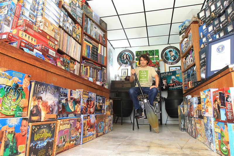 Mexicano alcanza "mágico" Récord Guinness con más de 3.000 piezas de Harry Potter