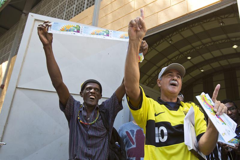 Abren los centros de retiro de entradas del Mundial de Brasil