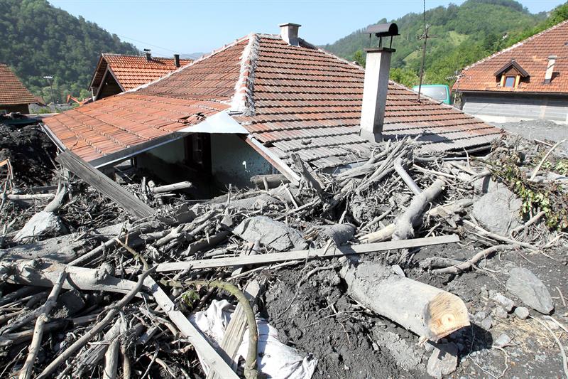Devastaciones por riadas recuerdan en Bosnia imágenes de la guerra